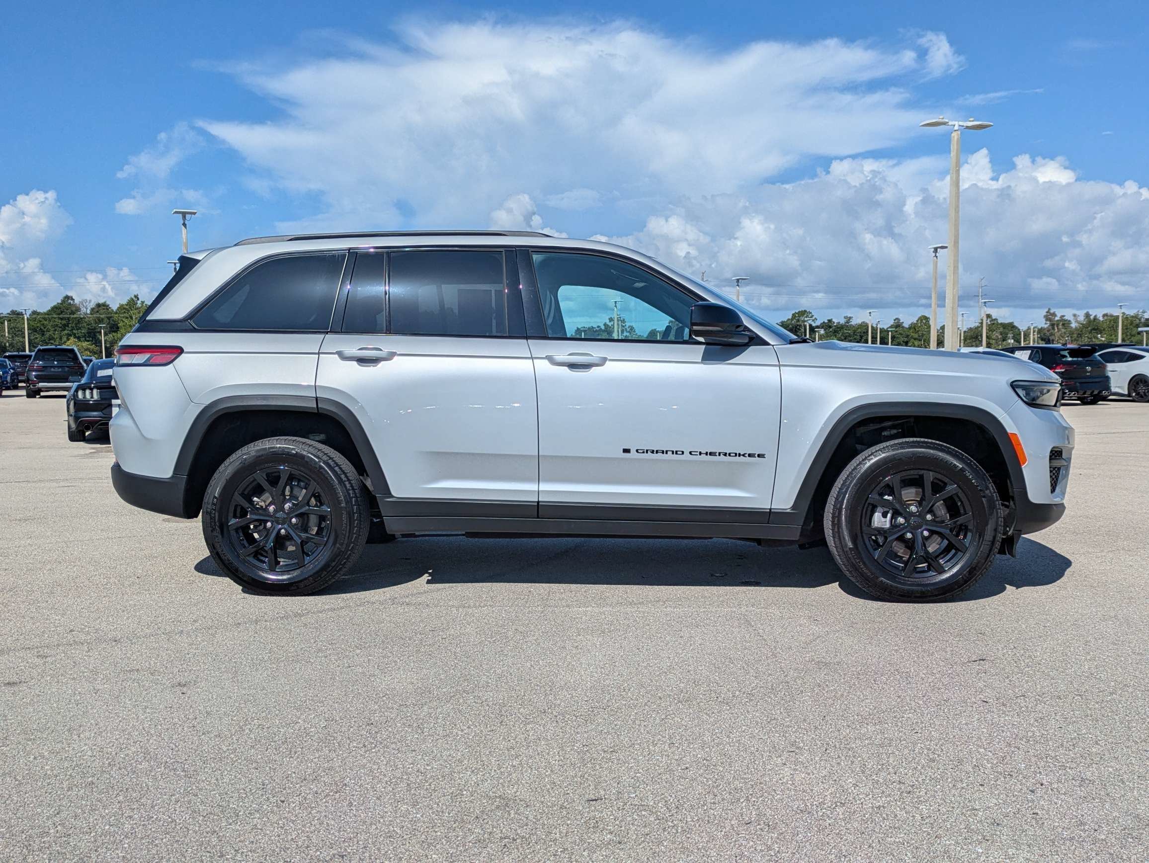 Used 2025 Silver Zynith Jeep Altitude image 4