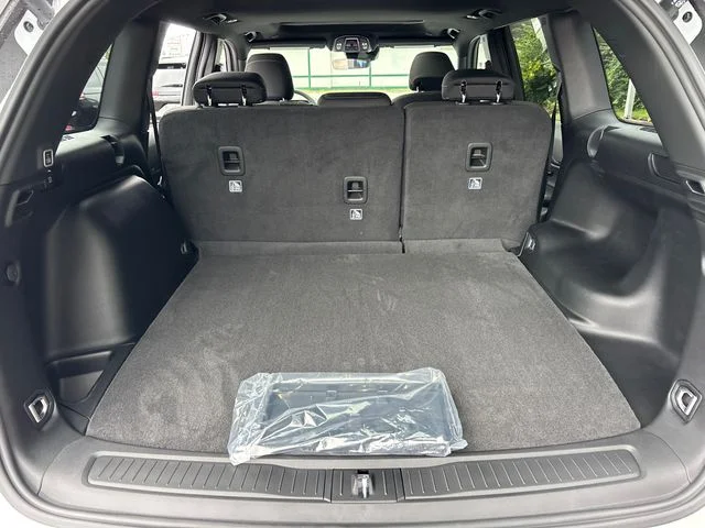 New 2027 White/off-white Jeep Laredo X image 31