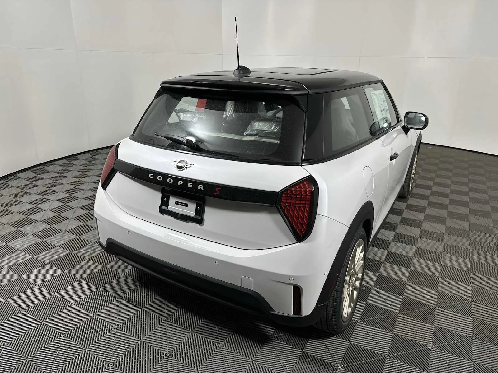 New 2026 Nanuq White Metallic MINI Signature Plus image 9