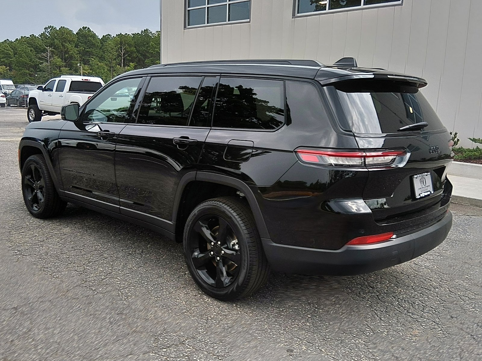 Used 2025 Diamond Black Crystal Pearl Coat Jeep Limited image 5