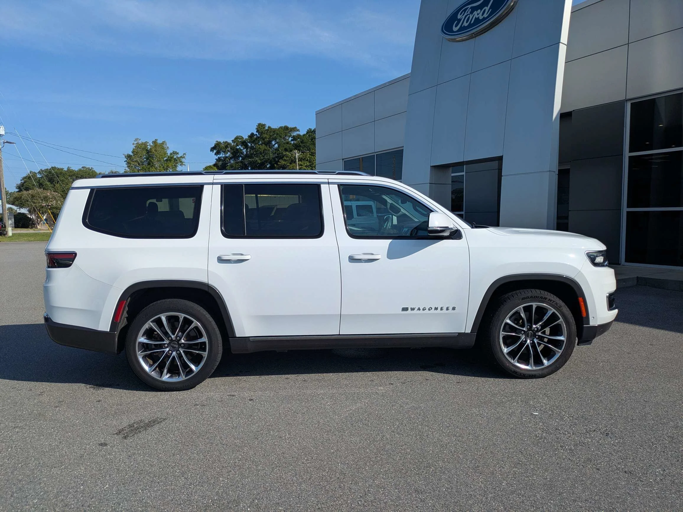 Certified Used 2022 Bright White Clearcoat Jeep Series III w/Leather Quad Buckets, Panoramic Moonroof, 10.25 Screen, & 3rd Row Seat image 3