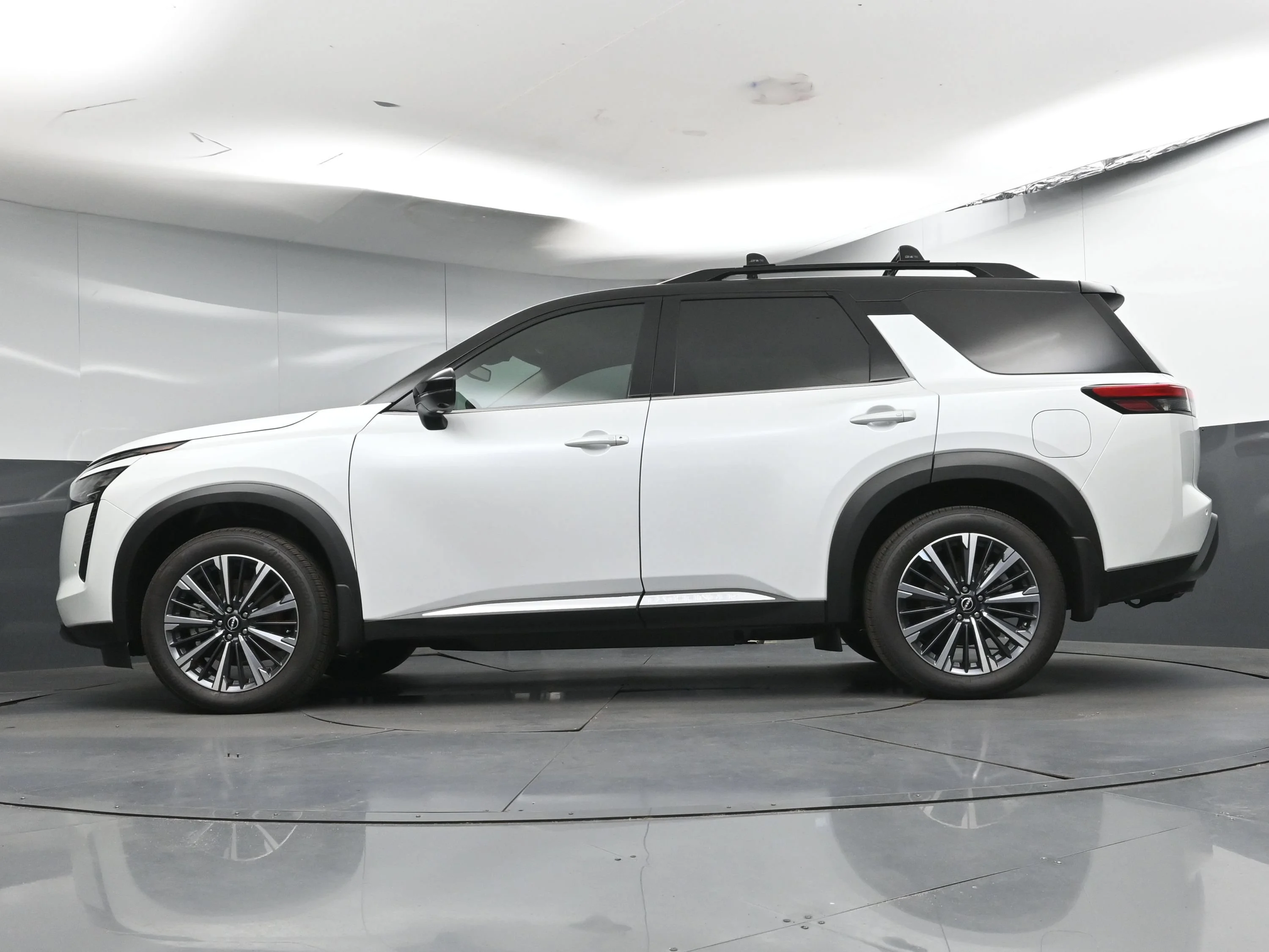 New 2026 Everest White Pearl TriCoat / Super Black Two-tone Nissan Platinum image 30