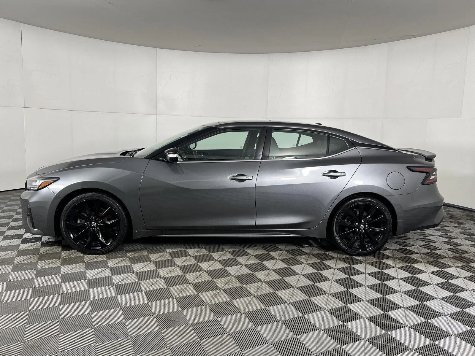 Used 2022 Gun Metallic Nissan SR image 5