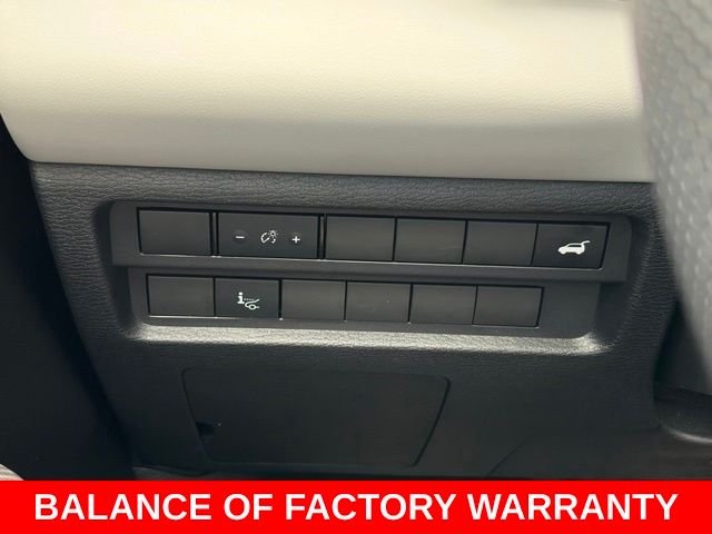 Used 2024  Mitsubishi SEL Platinum Edition image 21