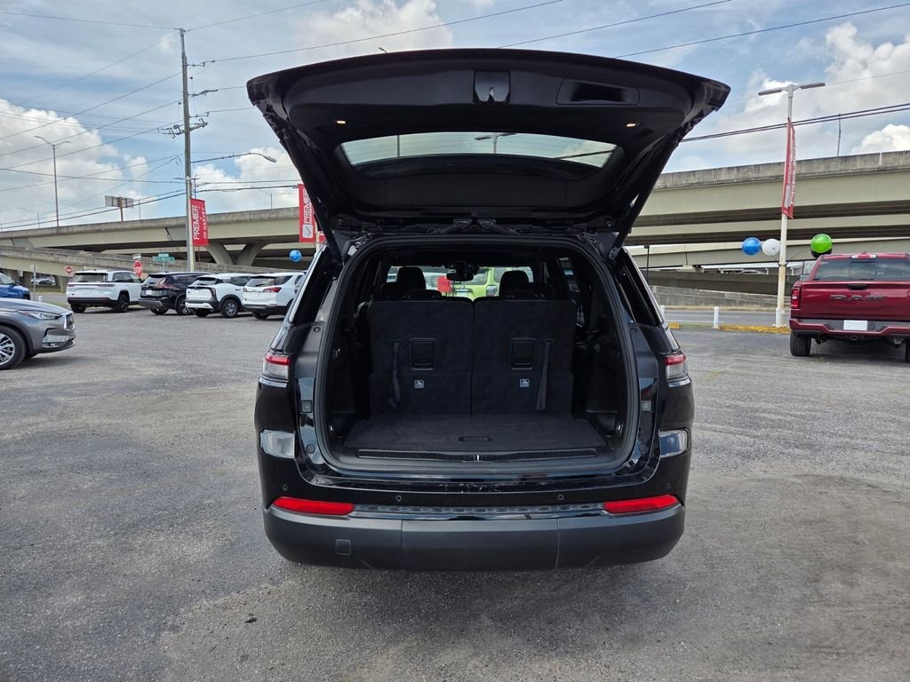 Used 2023 Black Jeep Altitude image 29