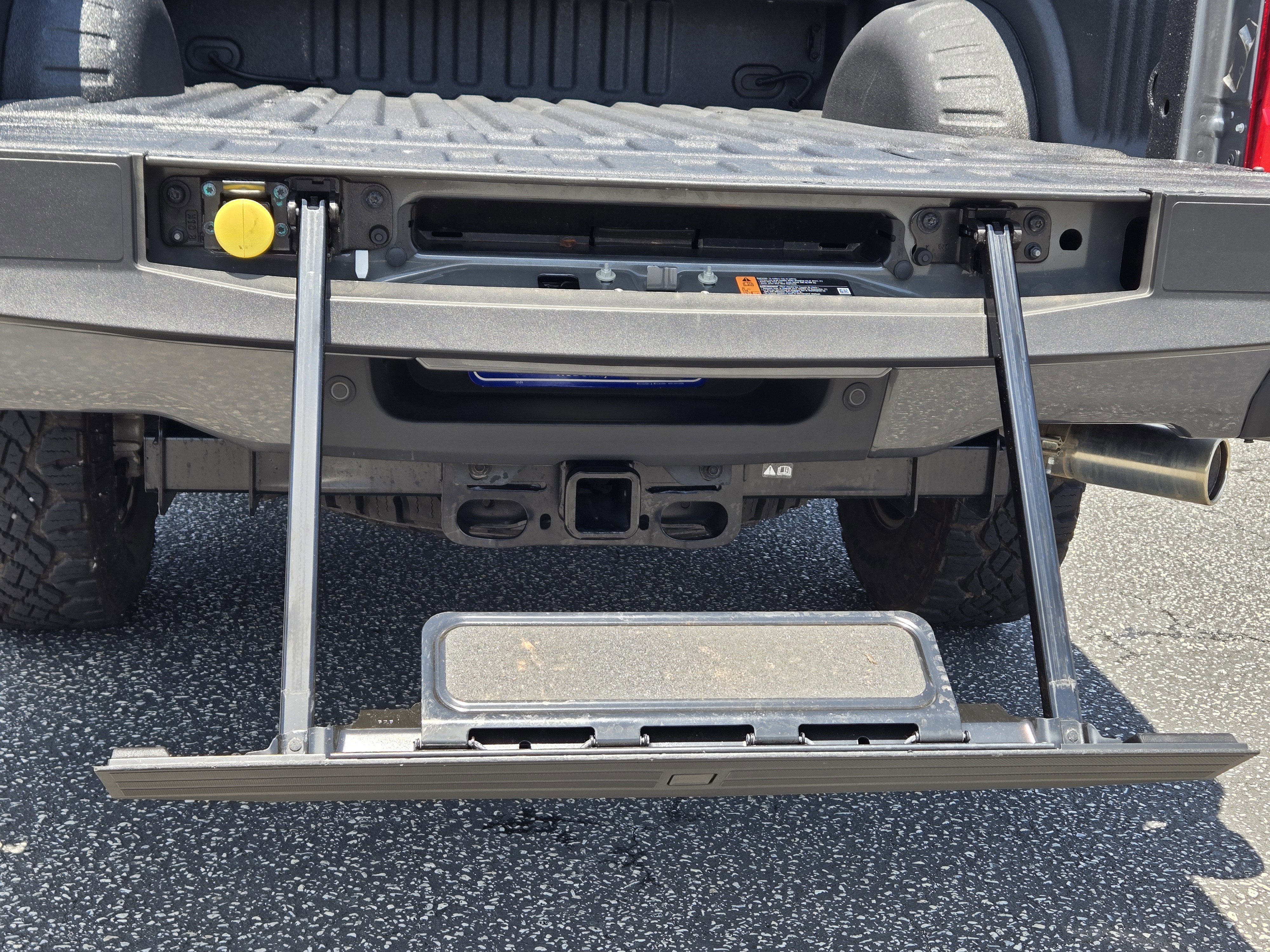 Used 2024 Carbonized Gray Metallic Ford Lariat image 13