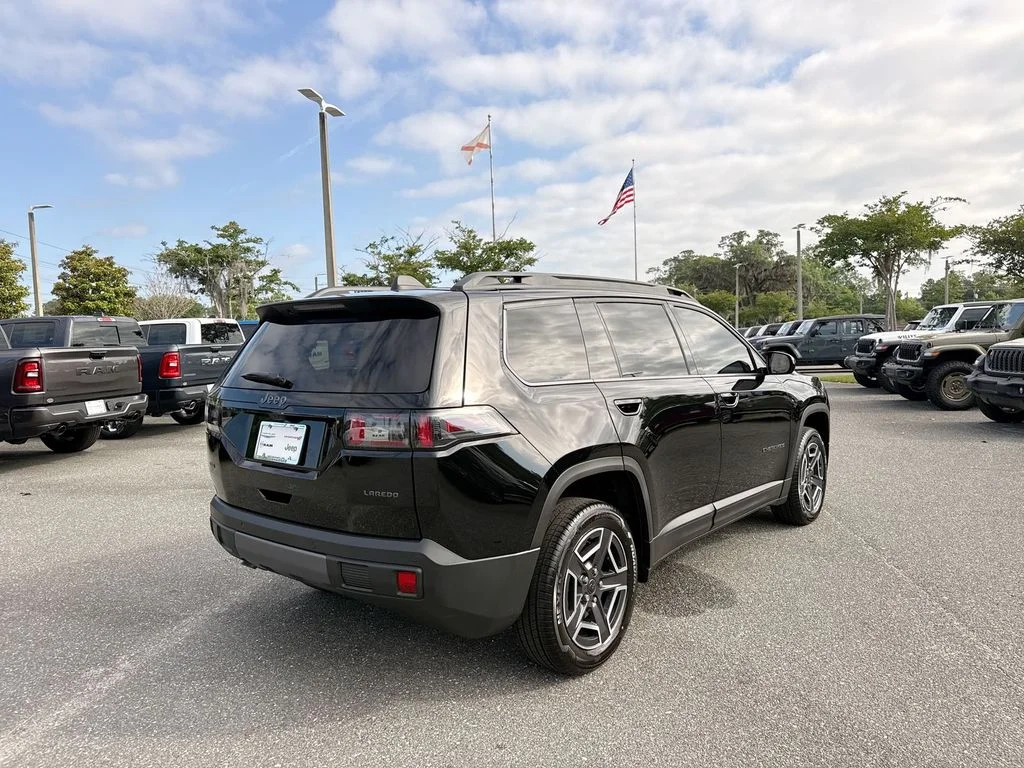 New 2026 Diamond Black Crystal Pearl-Coat Exterior Paint Jeep Laredo image 3
