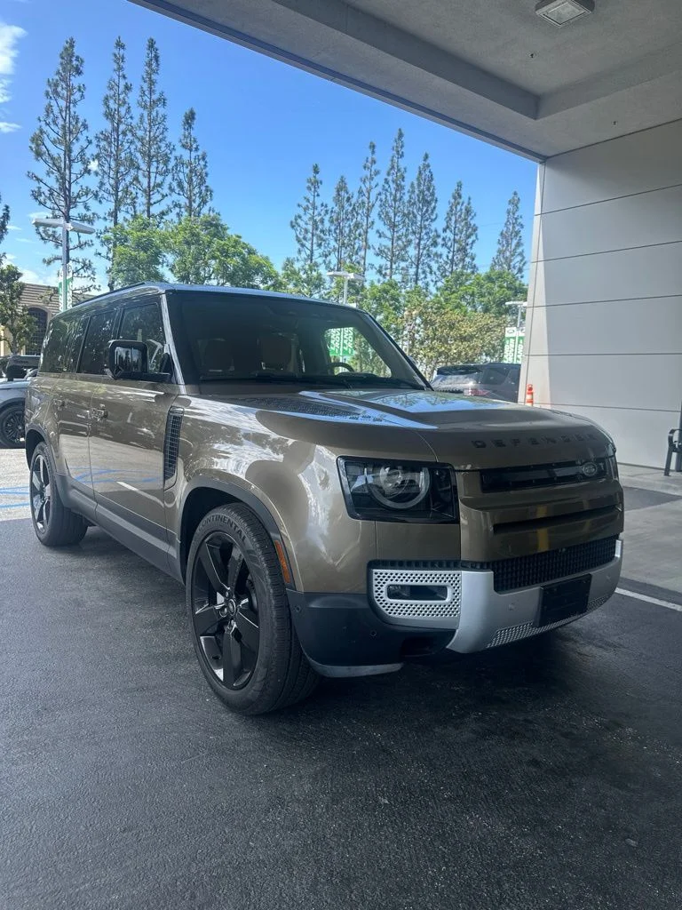 Used 2024  Land Rover S image 2