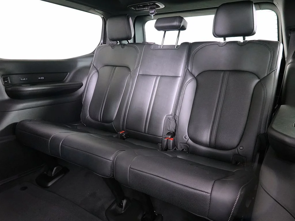 New 2026 Bright White Clear-Coat Exterior Paint Jeep Limited Altitude image 17