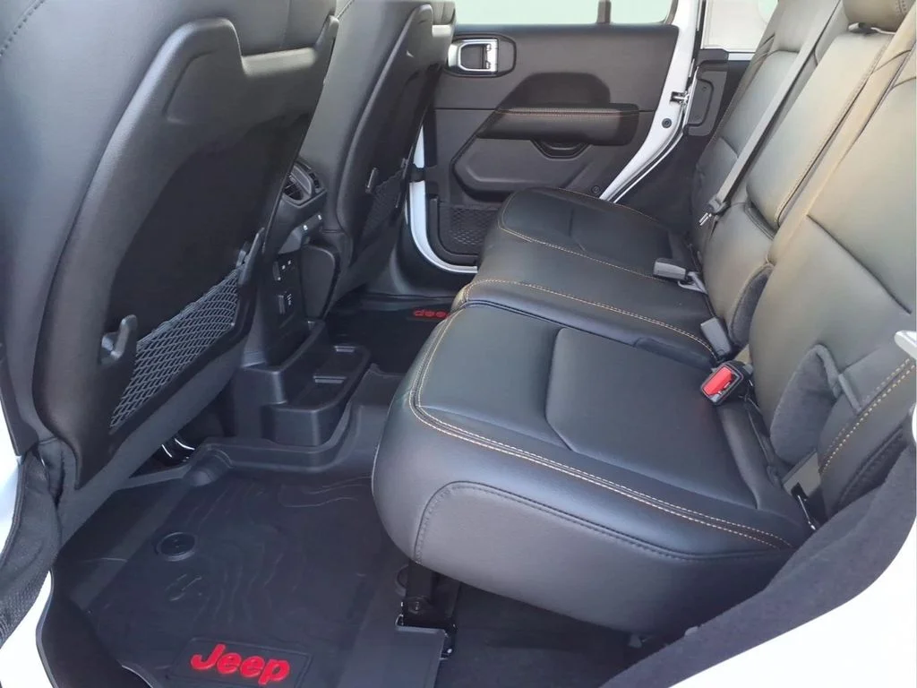 Used 2024 White Jeep Sahara image 17