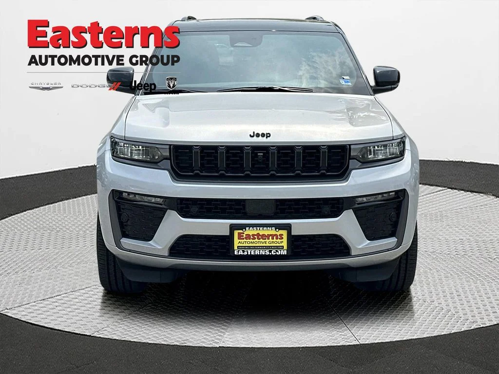 New 2026 Silver Zynith Exterior Paint Jeep Limited Reserve image 3