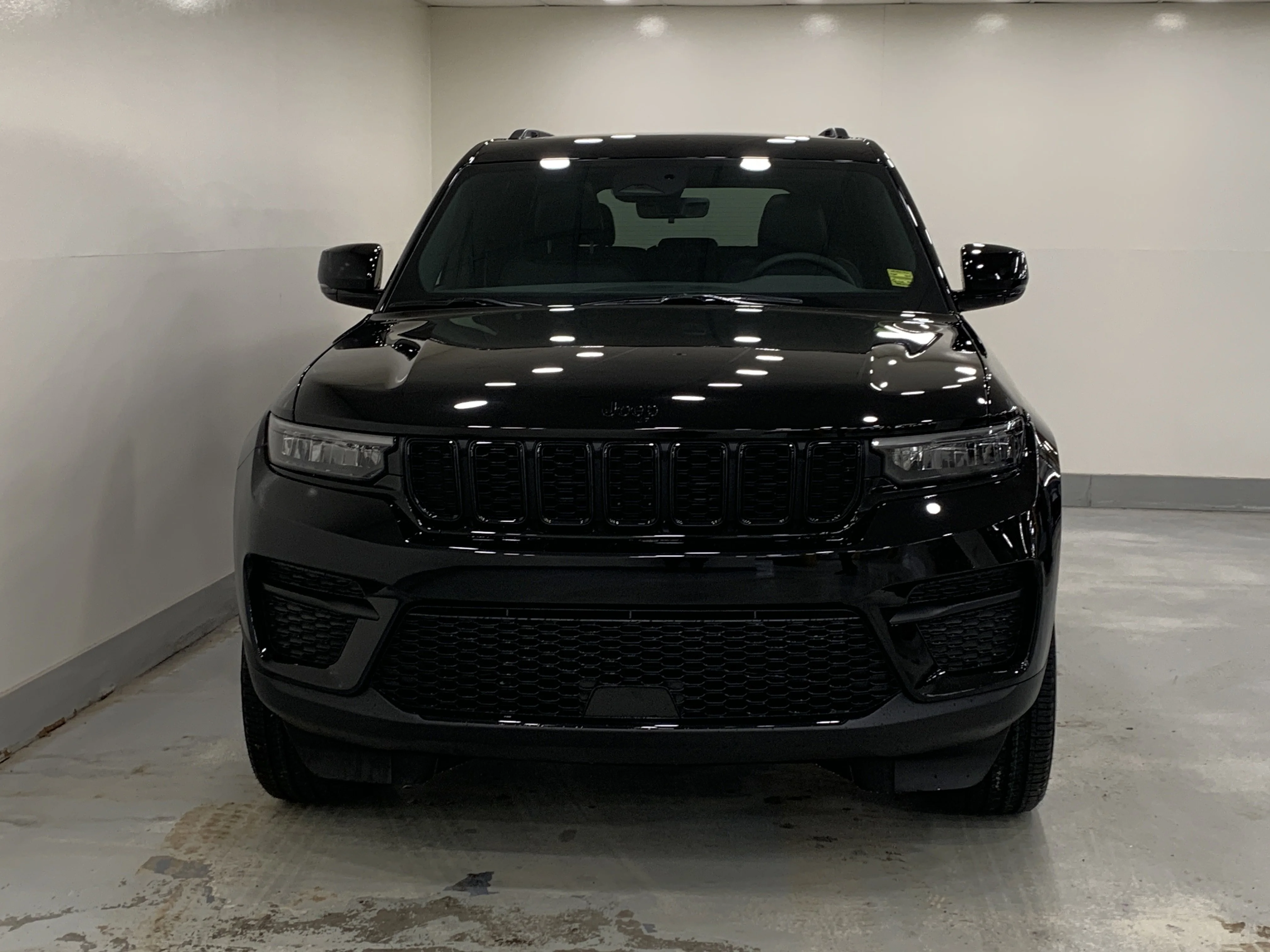 New 2025 Diamond Blk Crystal Pearl Jeep Altitude image 4