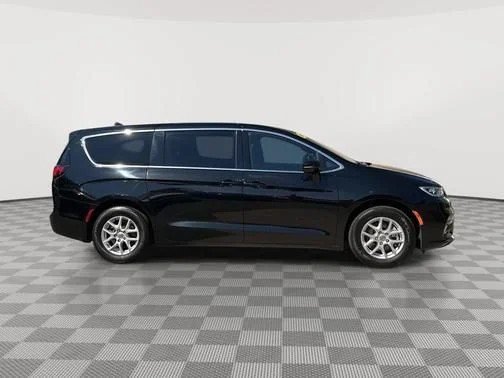 Used 2025 Diamond Black Chrysler Select image 2