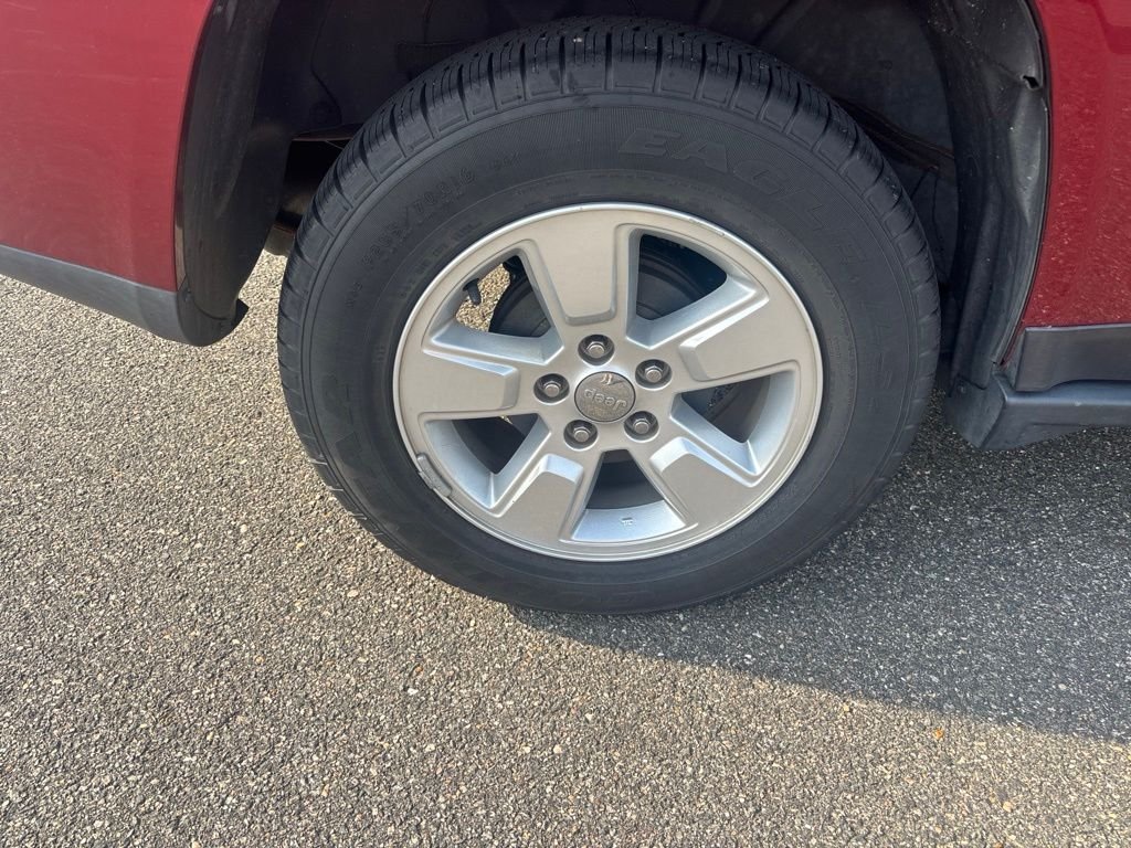 Used 2016 Red Jeep Latitude image 10