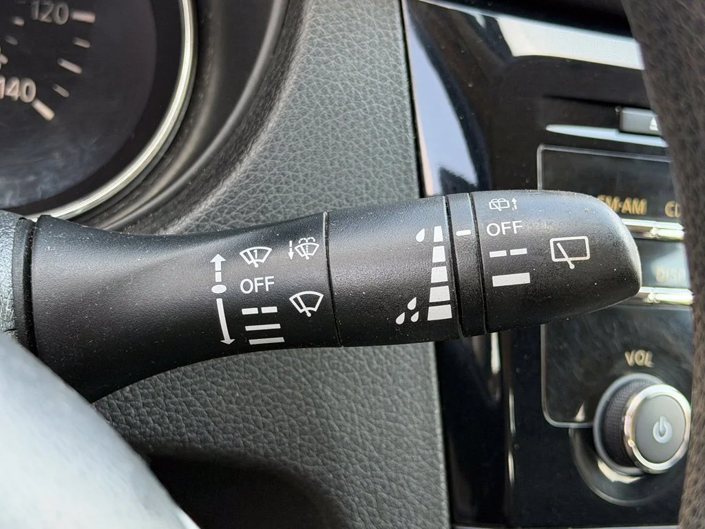Used 2014 Blue Nissan S image 16