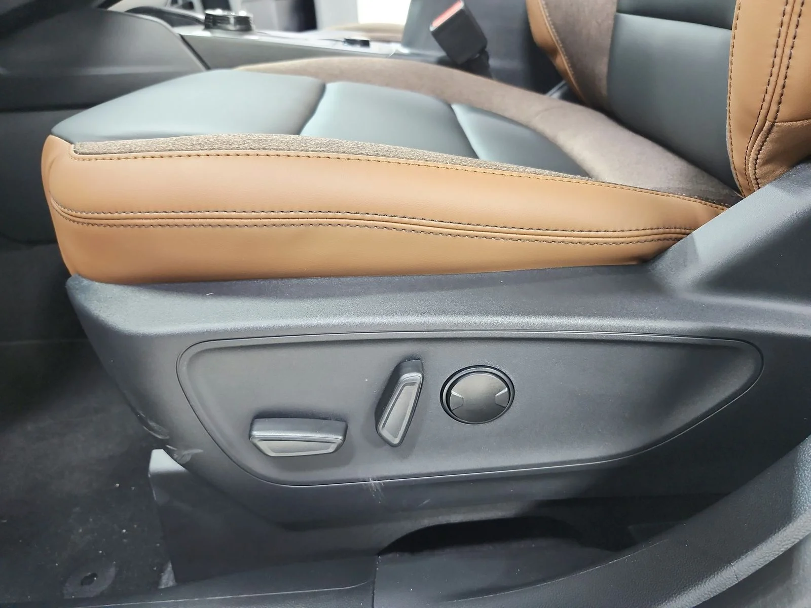 New 2026 Space White Metallic Ford Outer Banks® image 20