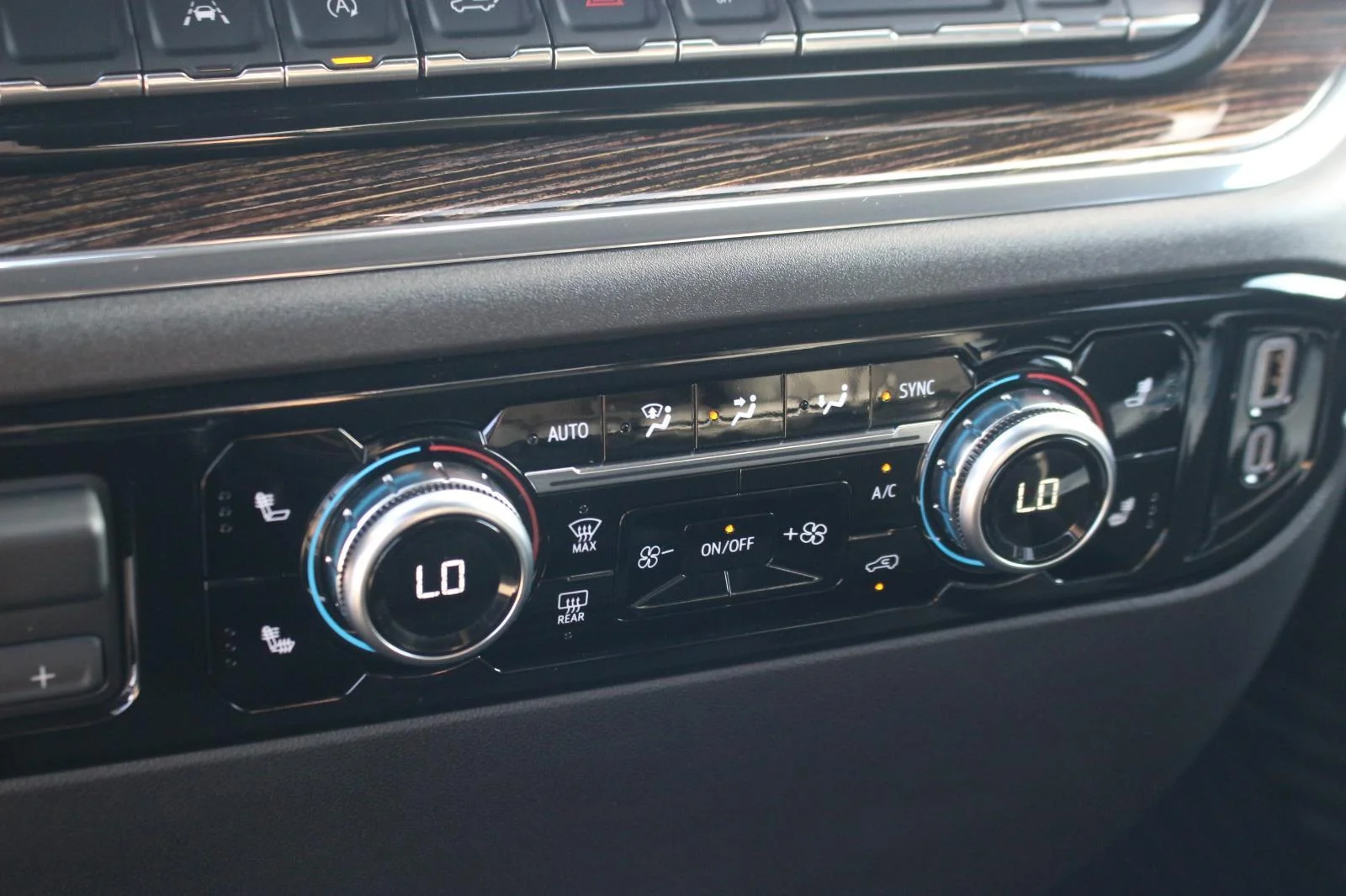 Used 2024 Summit White GMC Elevation image 30