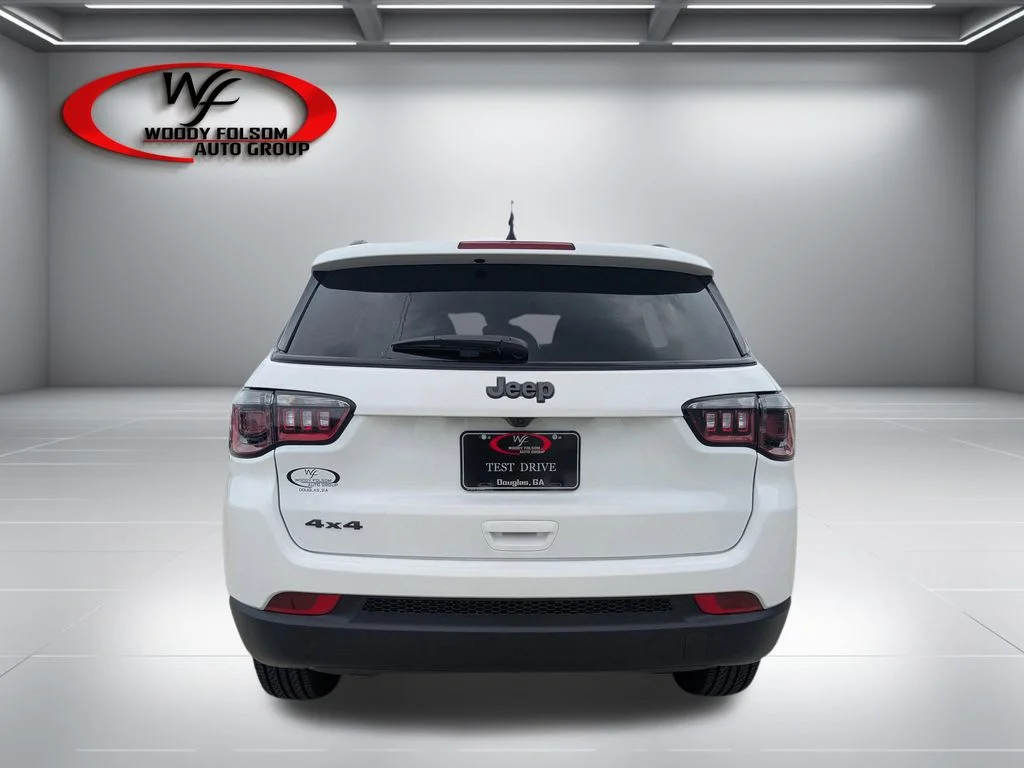 New 2026 Bright White Clear-Coat Exterior Paint Jeep Latitude image 4