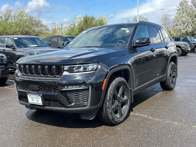 New 2026 Diamond Black Crystal Pearl-Coat Exterior Paint Jeep Limited image 4