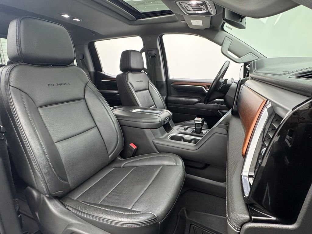 Used 2022 White Frost Tricoat GMC Denali image 25