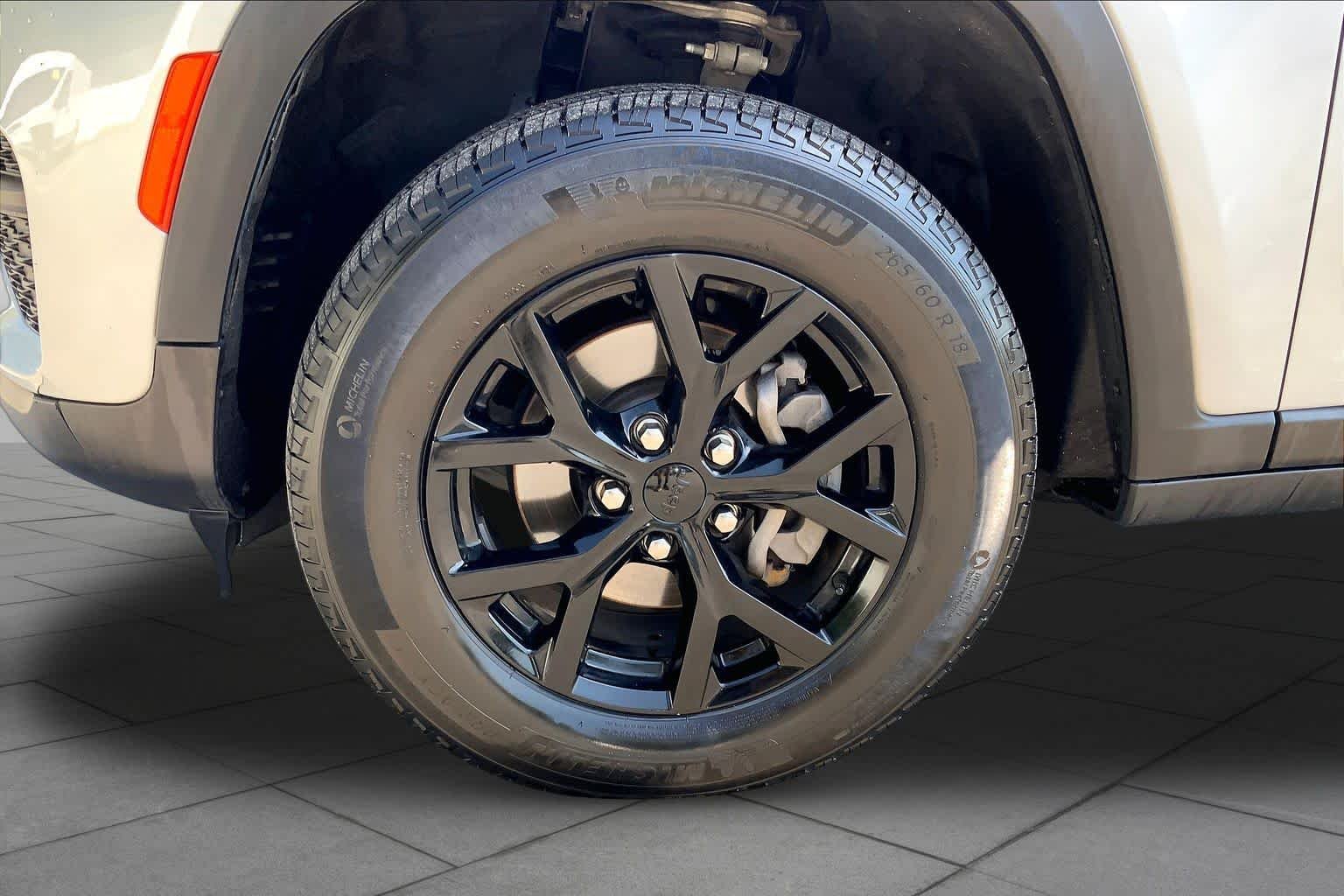 Certified Used 2025 Silver Zynith Jeep Altitude image 11