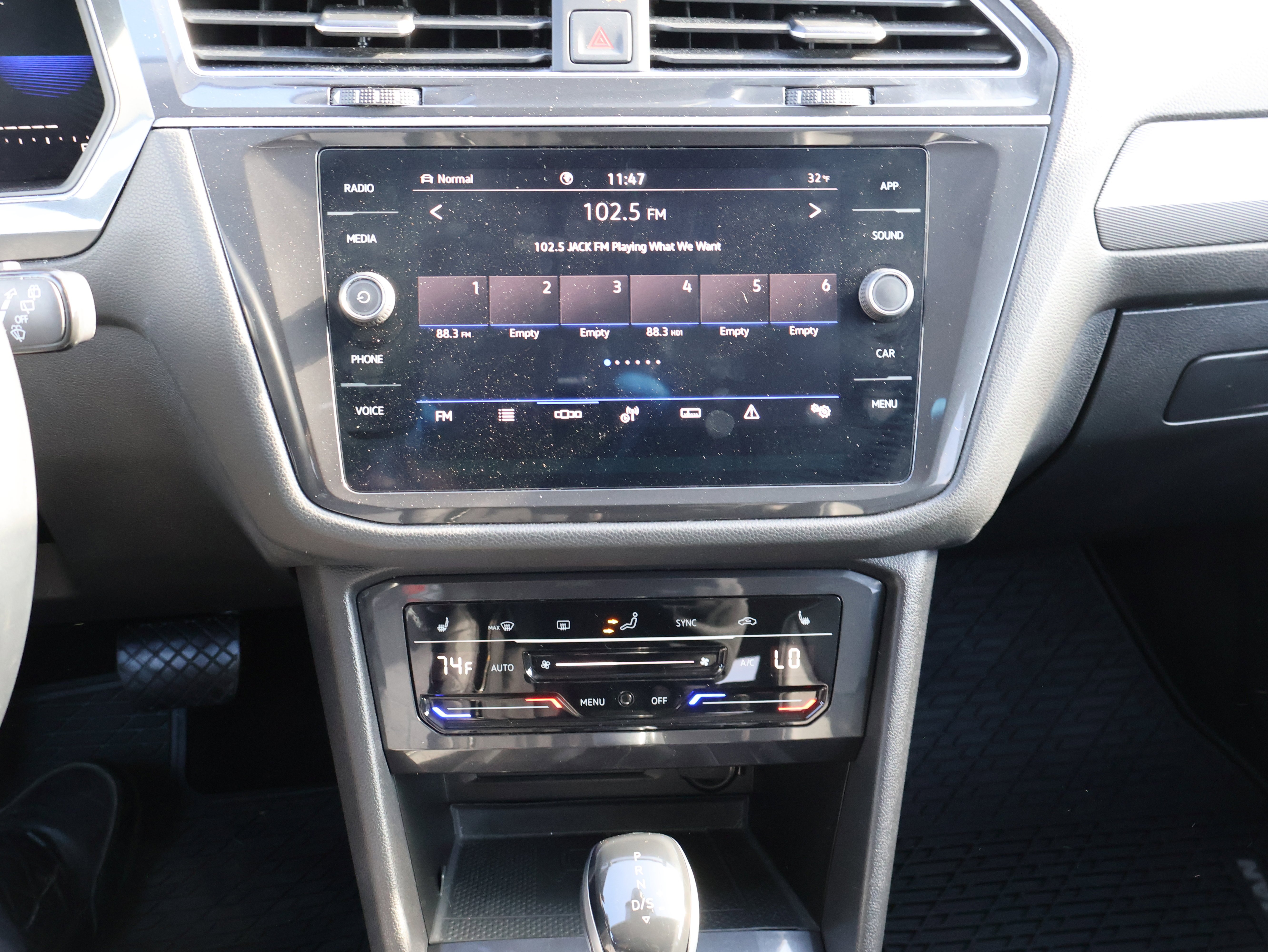 2022 Volkswagen Tiguan SE - Photo 24