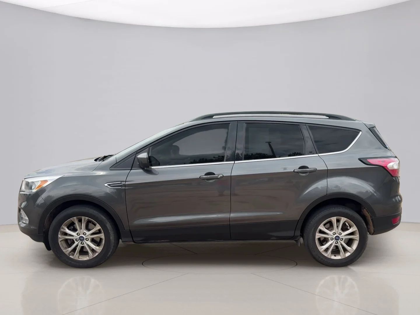 Used 2018 Gray Ford SE 4WD image 2