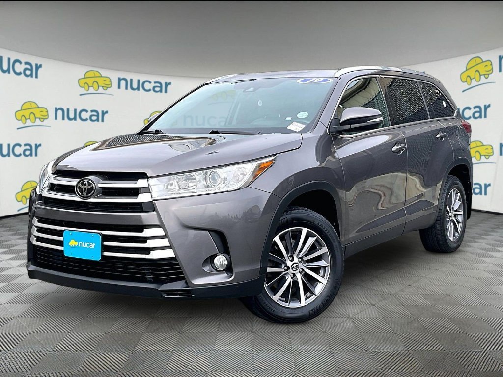 Used 2019 Gray Toyota XLE image 3