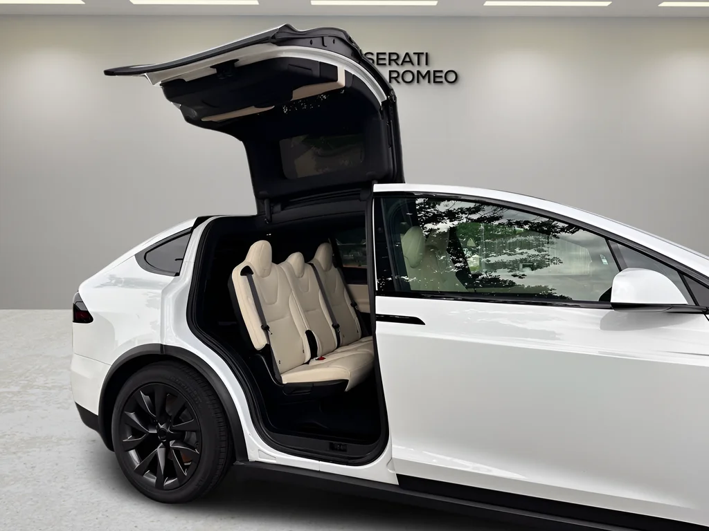 Used 2023 White Tesla Base image 31