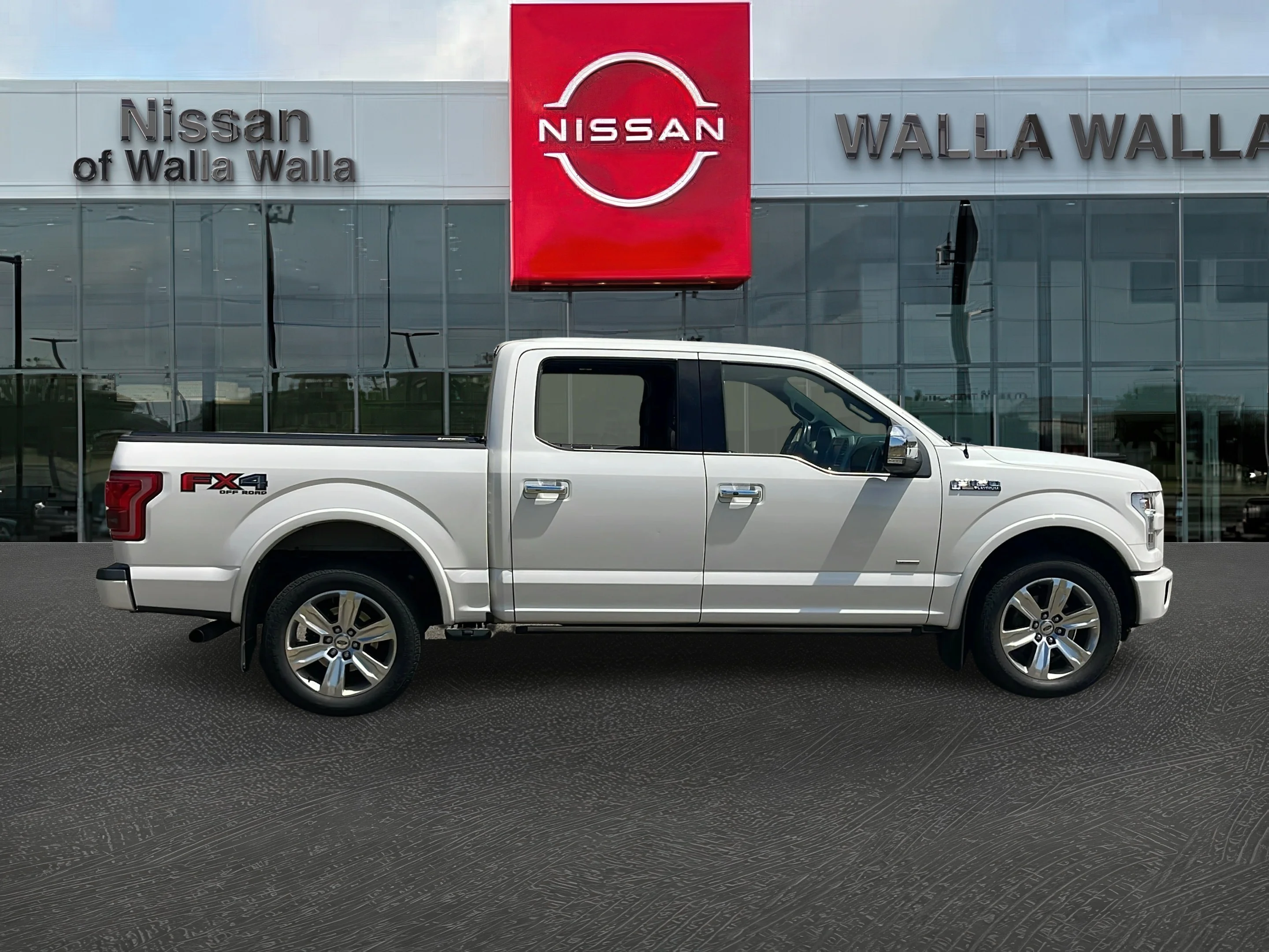 Used 2015 White Platinum Metallic Tri-Coat Ford Platinum image 8