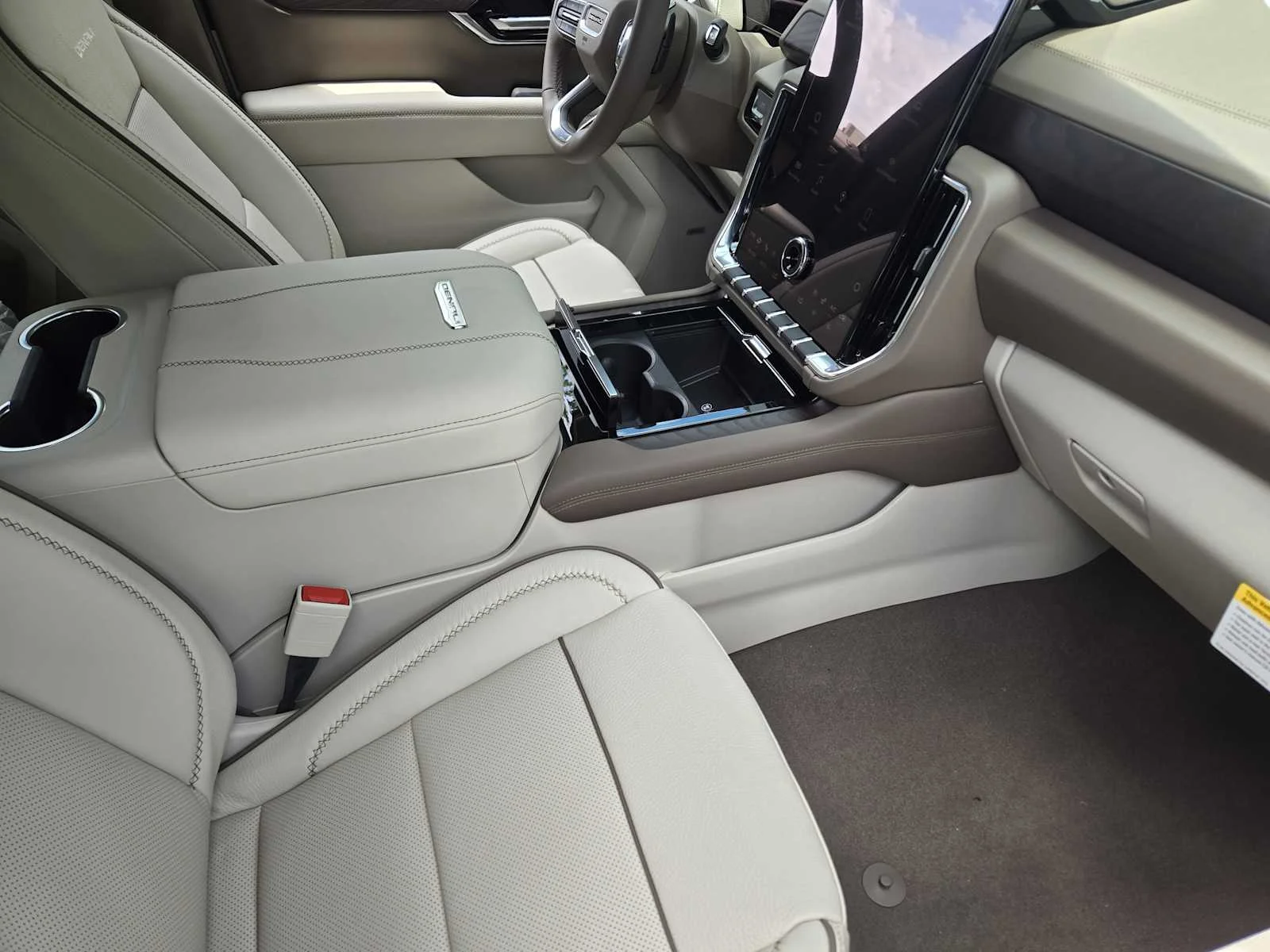2026 GMC Yukon XL Denali - Photo 9