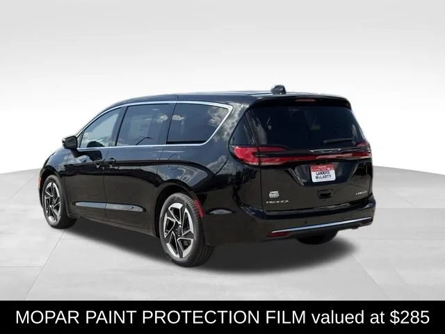 New 2027 Diamond Black Crystal Pearl-Coat Exterior Paint Chrysler Limited image 7