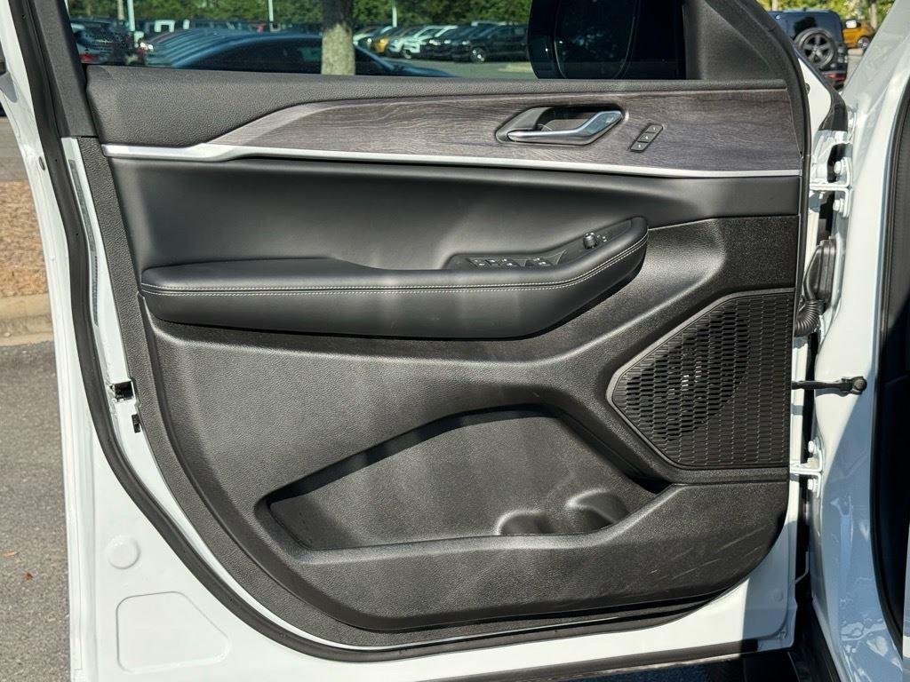 New 2025 Bright White Clear-Coat Exterior Paint Jeep Limited image 4