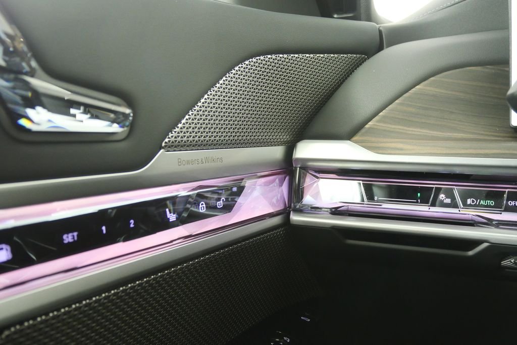 2026 BMW 7 Series 750e - Photo 20