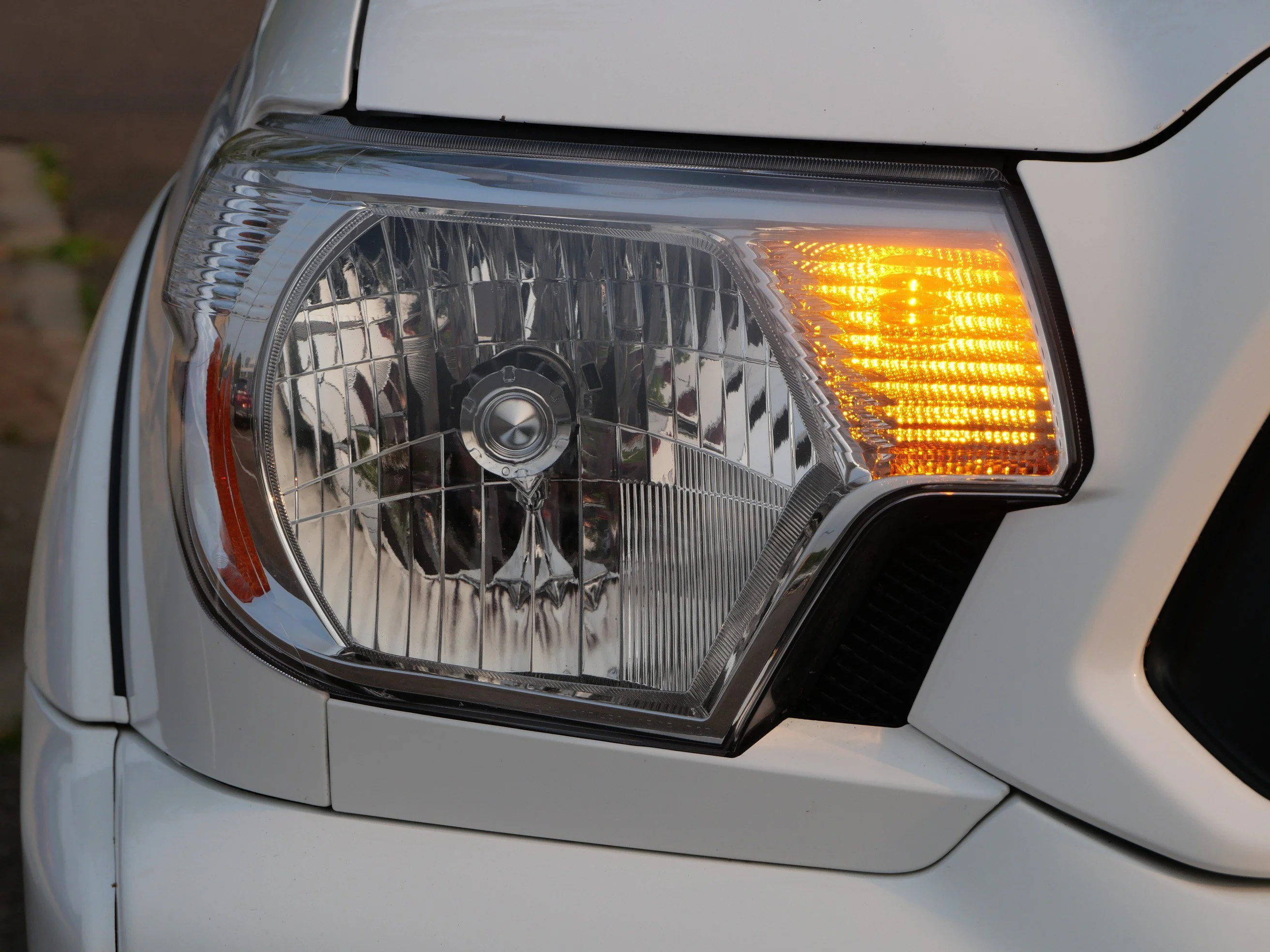 Used 2012 Super White Toyota 4WD Double Cab LB V6 AT image 9
