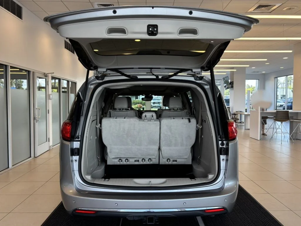 Used 2017 Silver Chrysler Limited image 9