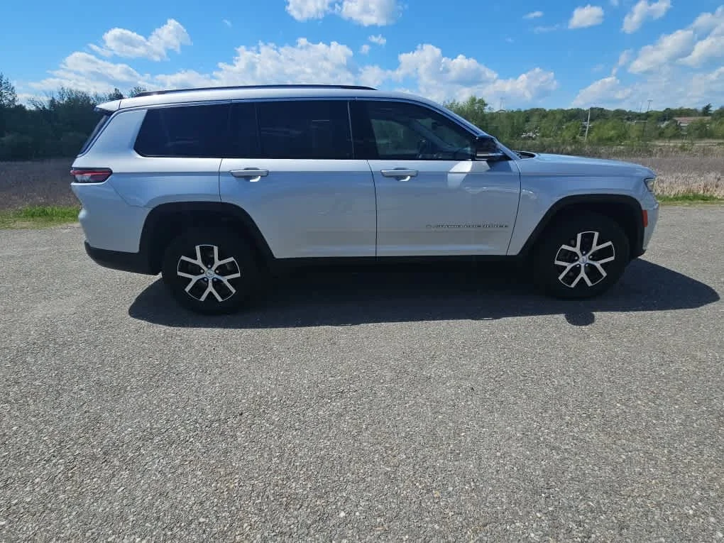 Used 2023 Silver Zynith Jeep Limited image 8