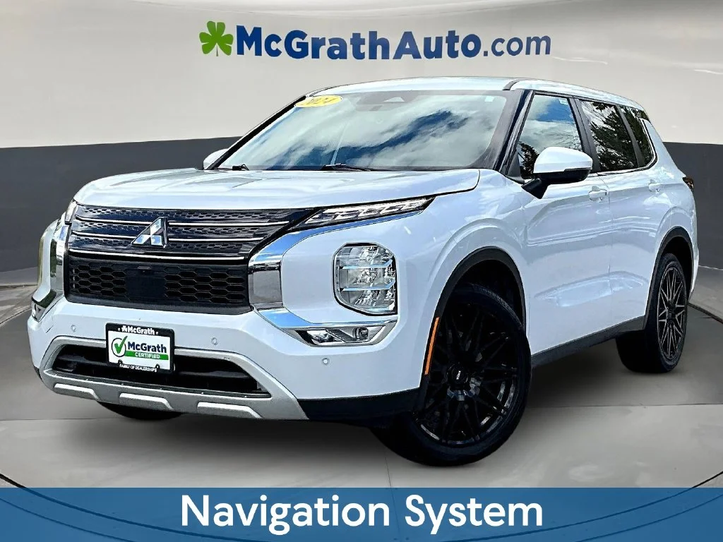 Used 2024 White Mitsubishi SE image 3