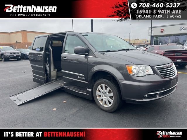 2016 Chrysler Town & Country Touring's photo