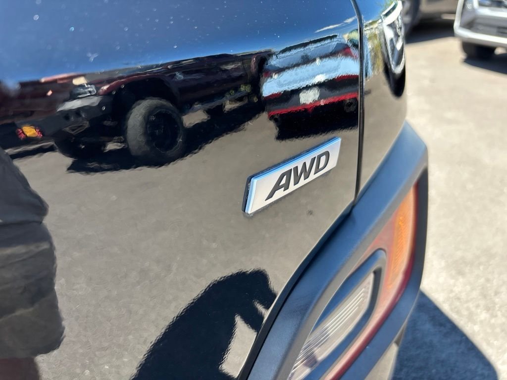 Used 2020 Black Hyundai SE image 28