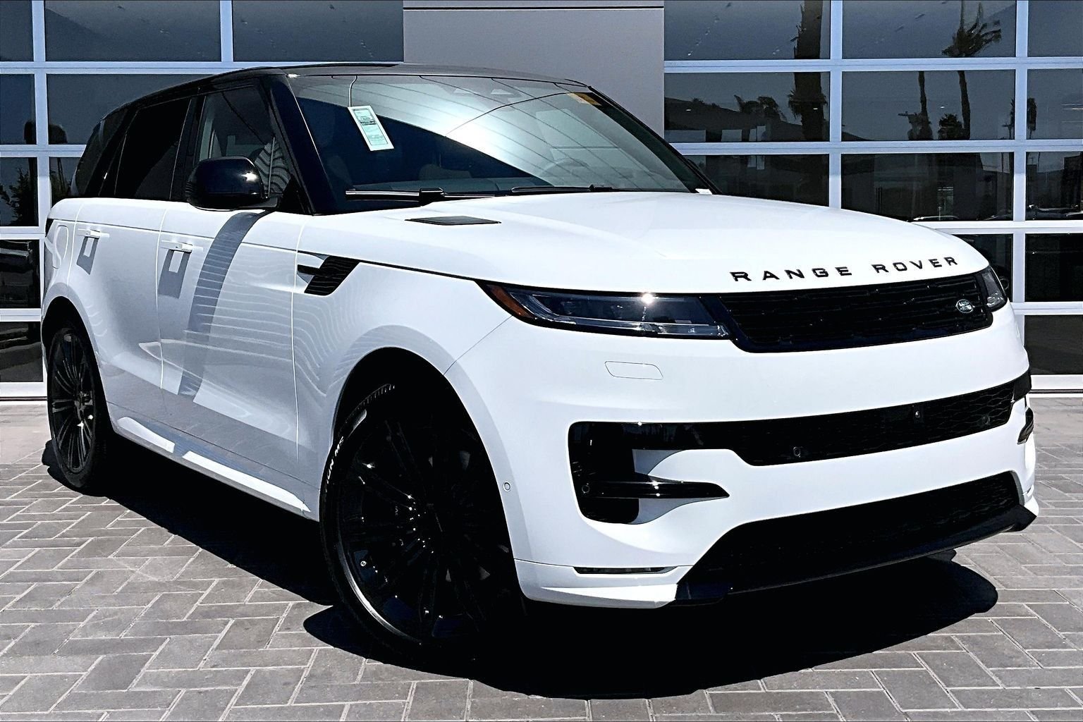 New 2026 Fuji White LAND ROVER Dynamic SE image 2