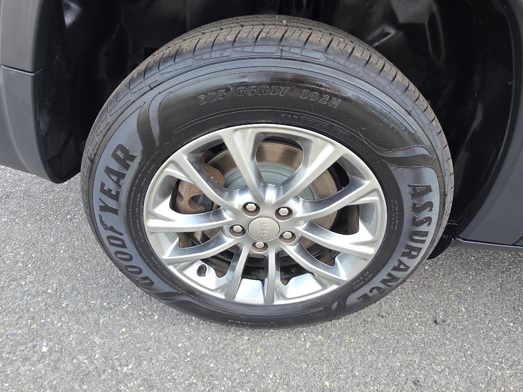 Used 2019 Diamond Black Crystal Pearl Coat Jeep Latitude Plus image 6