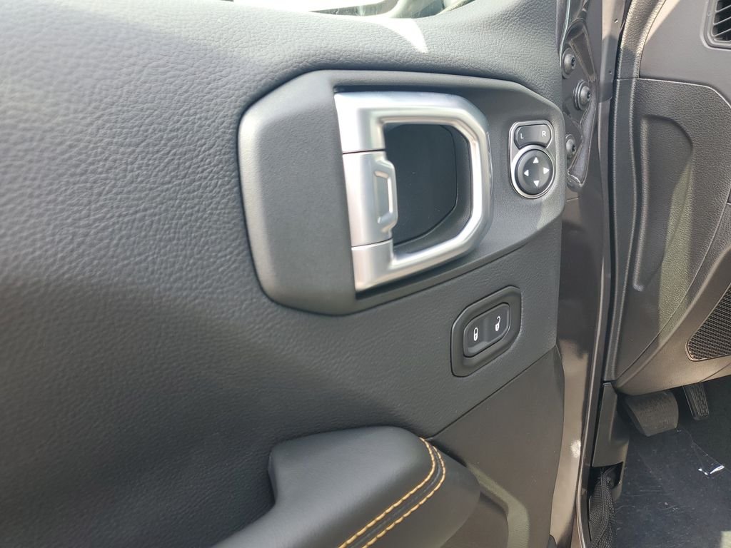 New 2026 Granite Crystal Metallic Clear-Coat Exterior Paint Jeep Sahara image 18