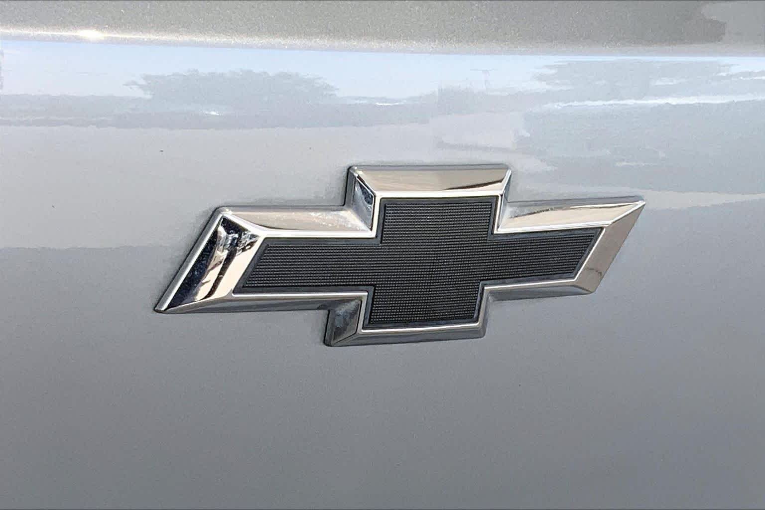 Used 2025 Sterling Gray Metallic Chevrolet RS image 31