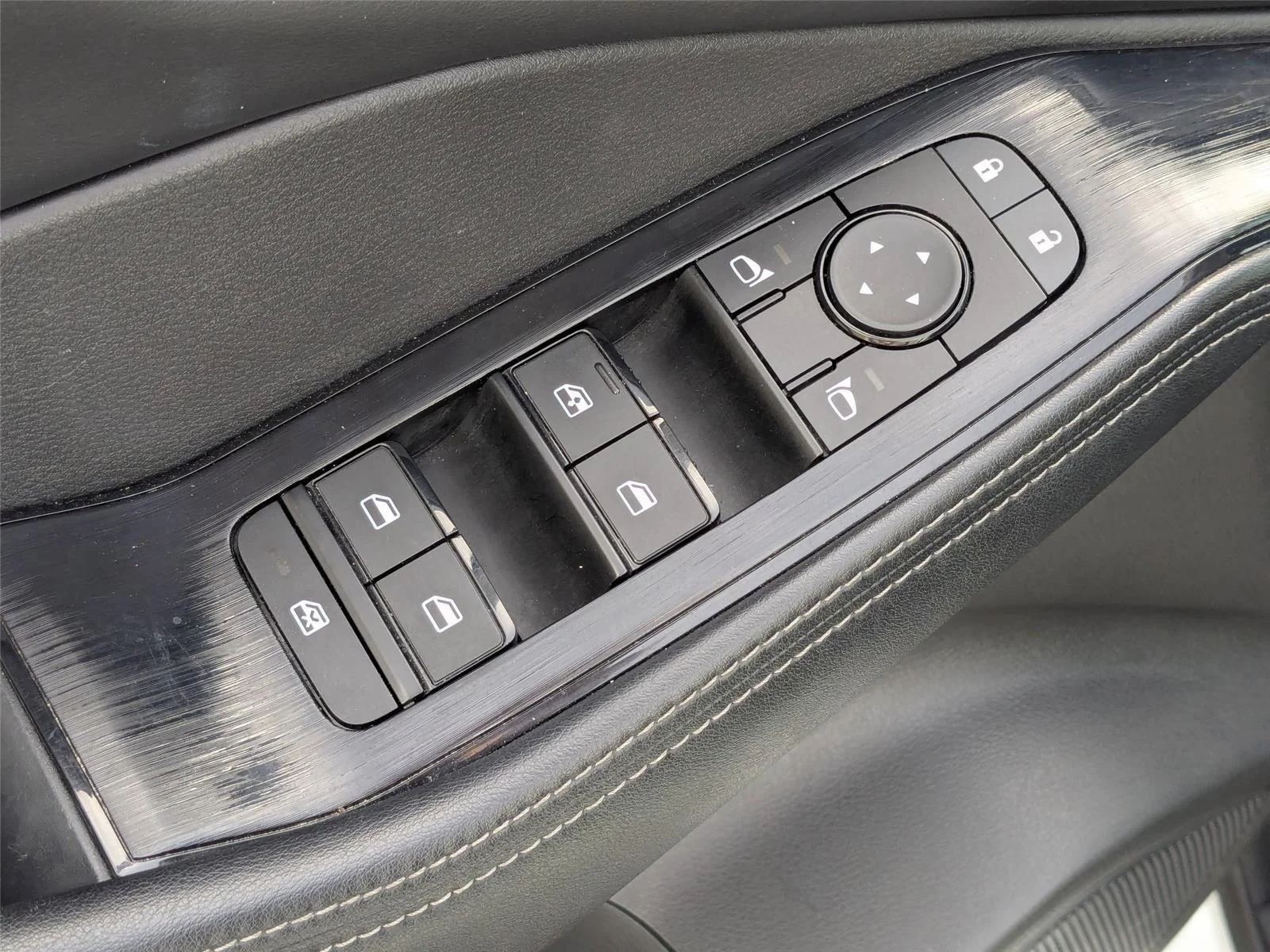 Used 2024 Everest White Pearl Nissan SV image 17