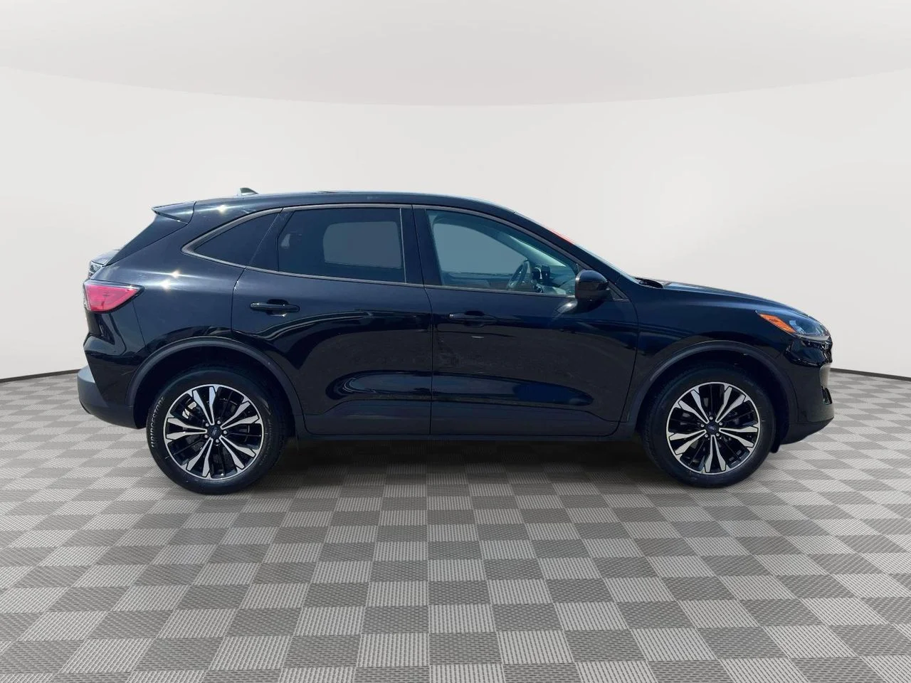 Used 2022 AGATE BLACK METALLIC Ford SE image 4