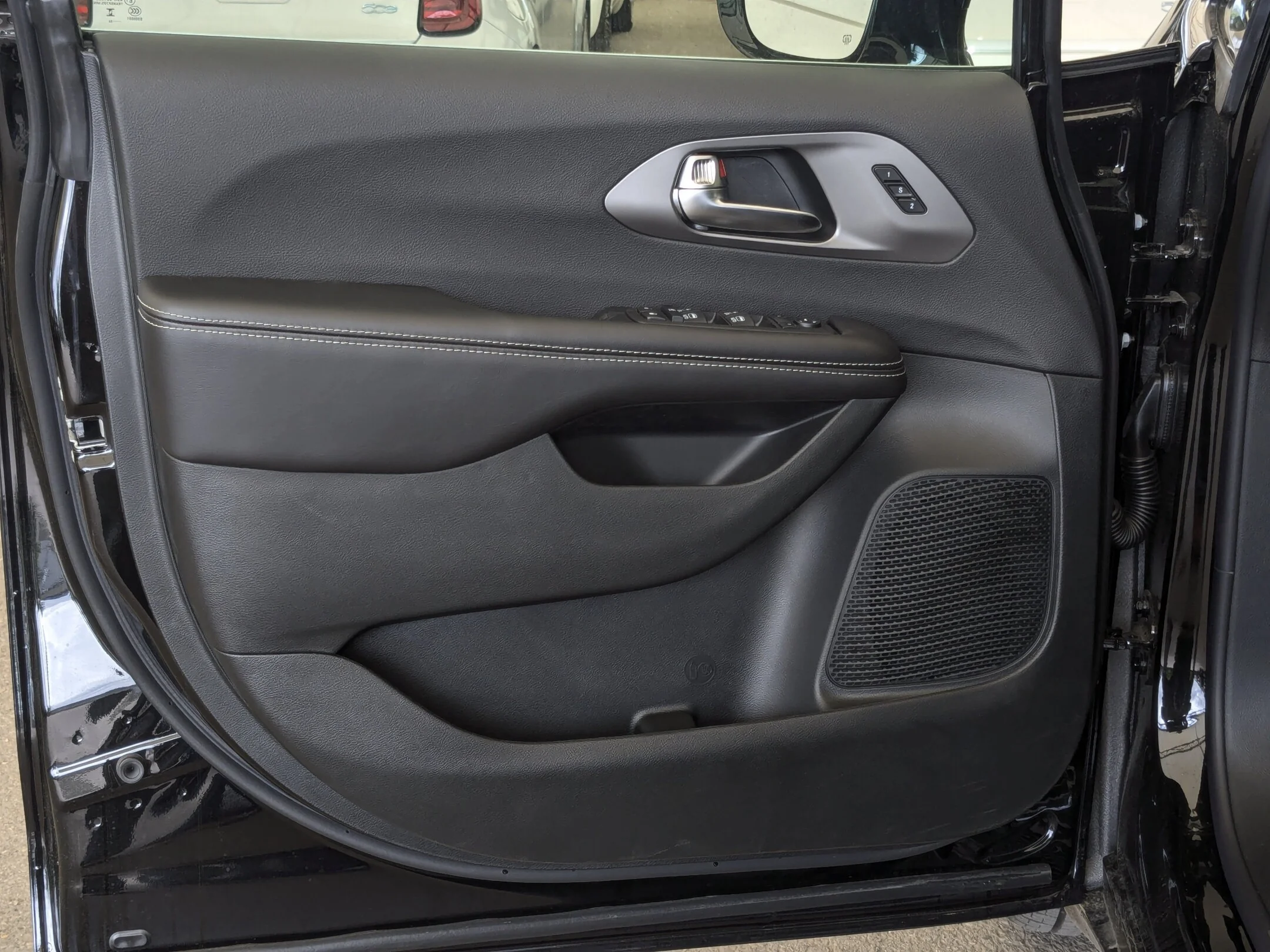 New 2027 Black Chrysler Select - - AWD - Adaptive Cruise Control - Blind Spot Monitor & More! image 12