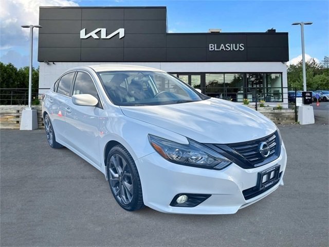 2017 Nissan Altima 2.5 SR photo 2