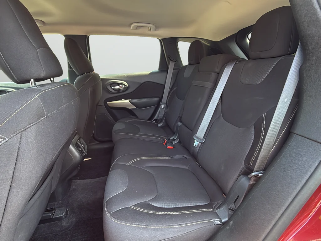 Used 2017 Red Jeep Latitude image 27