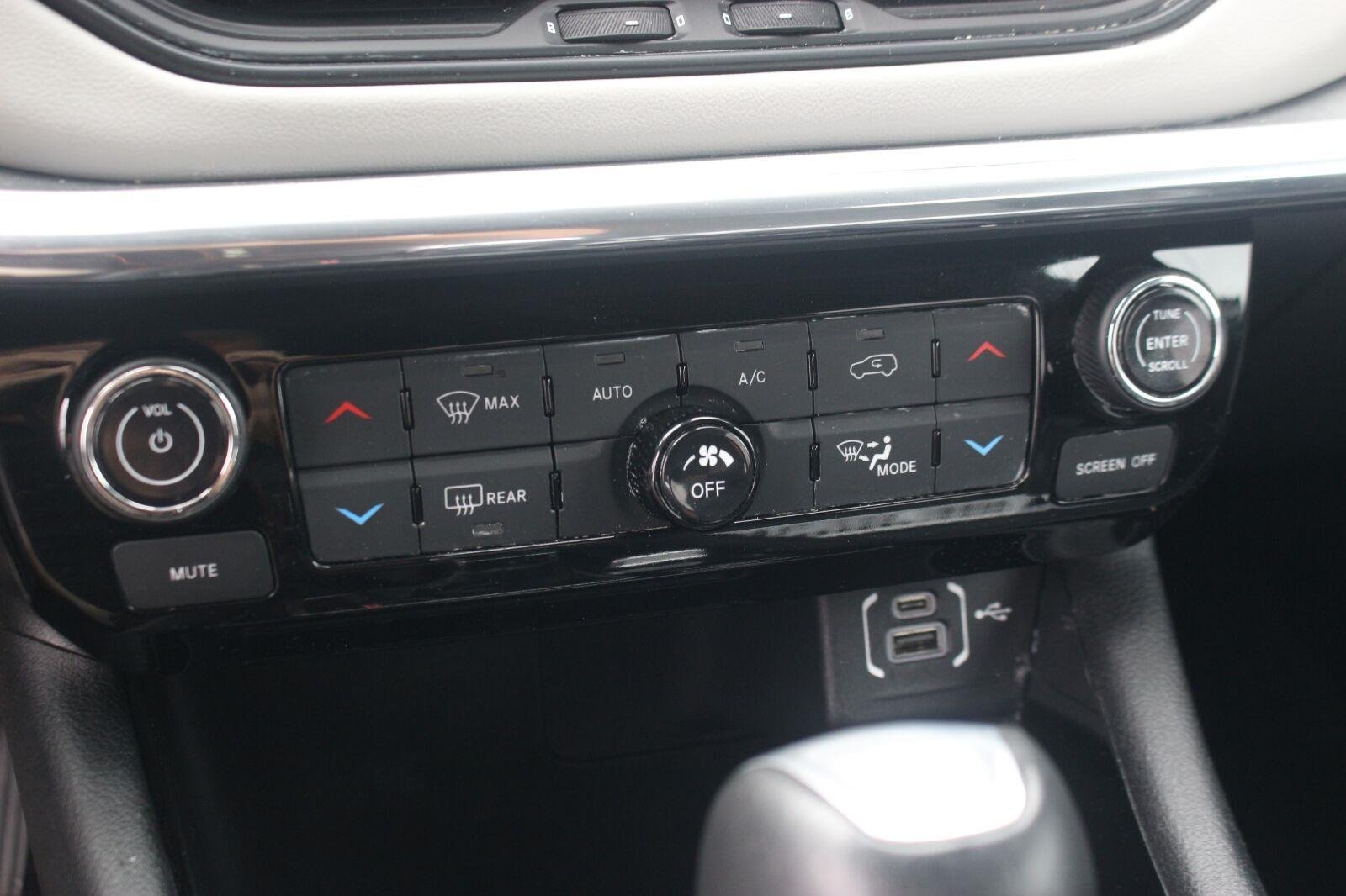 Used 2023  Jeep Limited image 24